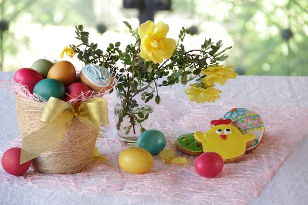 Telur dicat, biskuit, dan karangan bunga mawar — Stok Foto