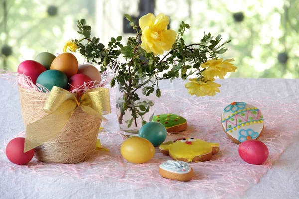 Målade ägg, kex och en bukett rosor — Stockfoto
