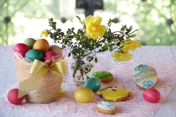 Ovos pintados, biscoitos e um buquê de rosas — Fotografia de Stock