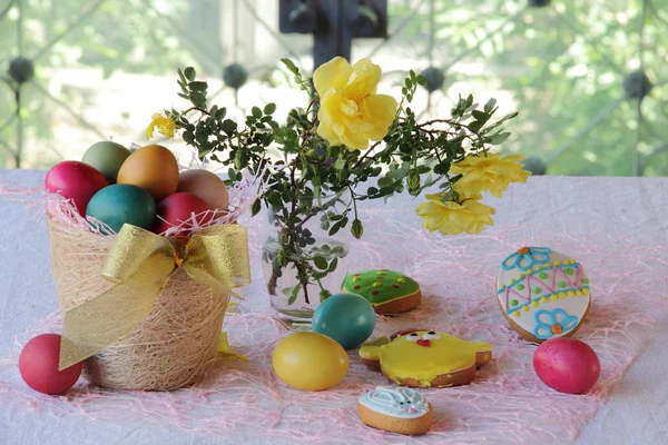 Painted eggs, biscuits, and a bouquet of roses — Stock Photo, Image