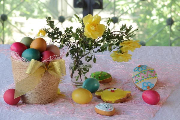 Festett tojást, keksz, és a bouquet, Rózsa — Stock Fotó