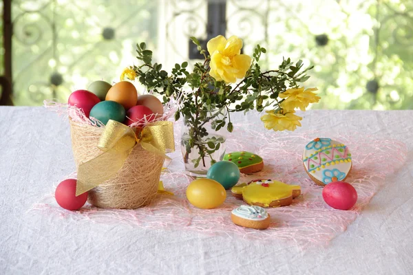 塗装卵、ビスケットとバラの花束 — ストック写真