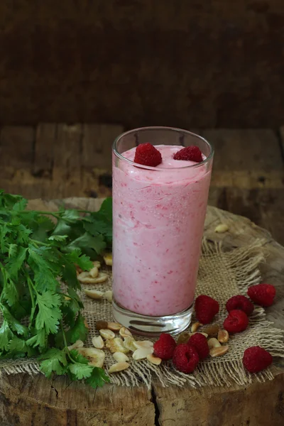 Smoothies with raspberries, nuts and yogurt — Stock Photo, Image