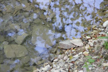 dağ nehir bir kayalık alt ile