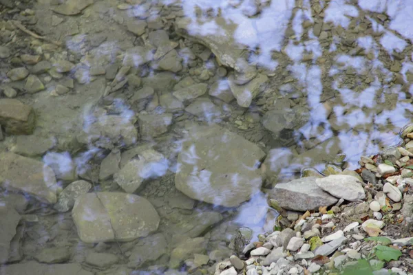 Rivière de montagne avec un fond rocheux — Photo