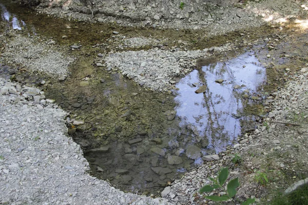 Гірська річка зі скелястим дном — стокове фото