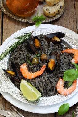 midye, karides ve domates ile siyah spagetti
