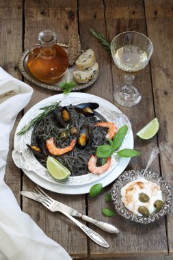 Midye, karides, sarımsak, domates, beyaz w ile siyah spagetti