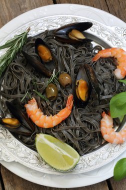 midye, karides ve domates ile siyah spagetti