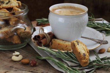 kahve süt ve şekerli bisküvi ile görev yaptı.