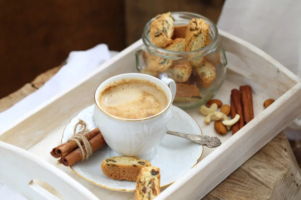 Кофе с молоком и сахаром подается с печеньем — стоковое фото