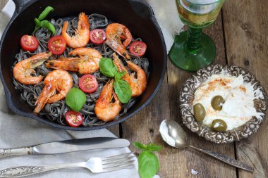 makarna karides, domates, fesleğen ve beyaz şarap ile