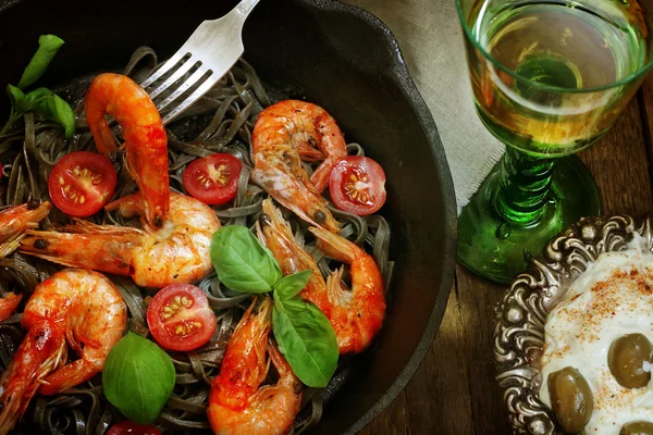 Black spaghetti with shrimp , tomatoes, Basil and white wine — Stock Photo, Image
