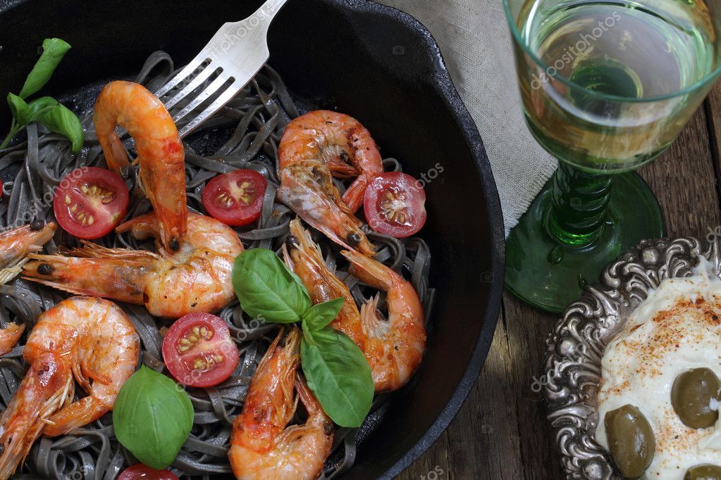 Black spaghetti with shrimp , tomatoes, Basil and white wine Stock