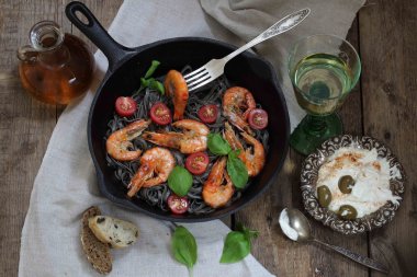karides, domates ve fesleğen ve beyaz siyah spagetti