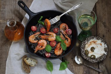 karides, domates ve fesleğen ve beyaz siyah spagetti