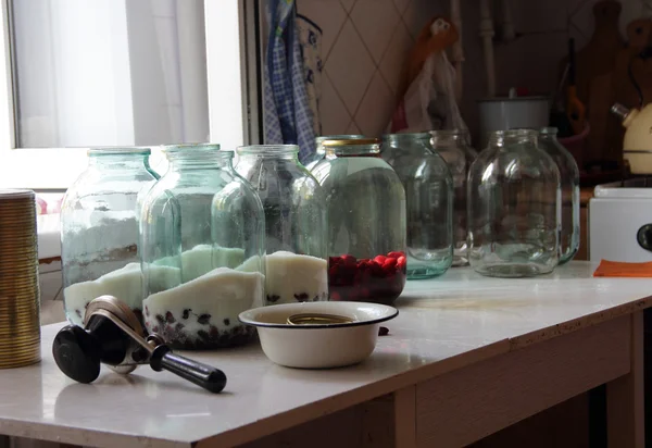 Composta di bacche di corniolo in un vaso trasparente sulla scrivania, stora — Foto Stock