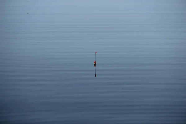 Flutuar na água azul, pesca — Fotografia de Stock