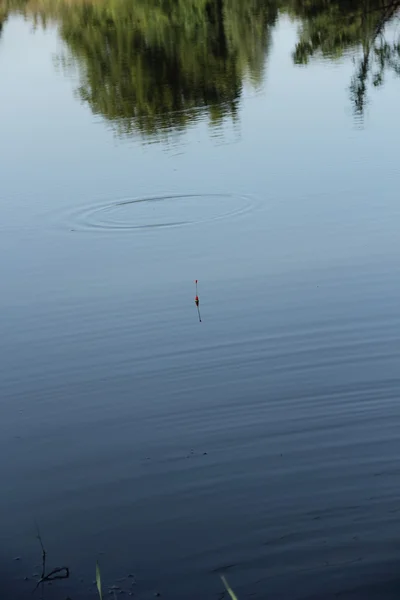 Drijven op het blauwe water, visserij — Stockfoto