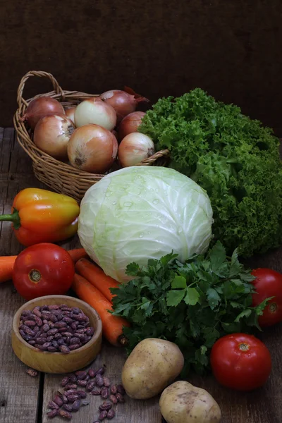 Kool, wortelen, paprika, uien, tomaten, aardappelen en bonen, — Stockfoto