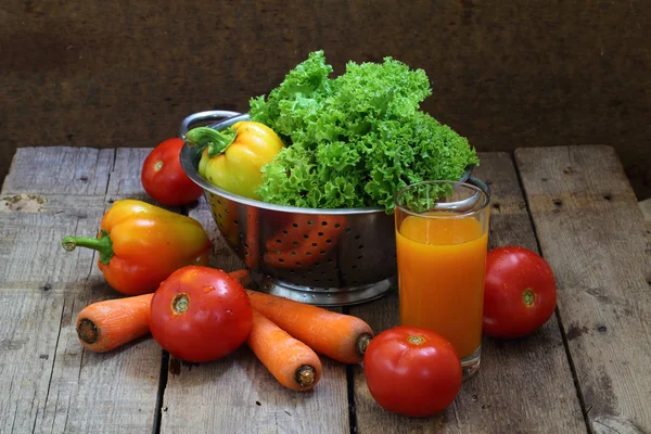 Un batido hecho de zanahorias y pimientos y lechuga en un coland —  Fotos de Stock