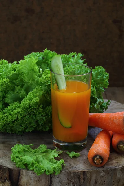 Jus wortel dalam gelas transparan dan salad hijau — Stok Foto