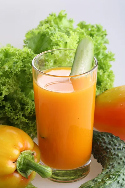 Smoothie aus Paprika, Gurke und grüner Petersilie auf weiß — Stockfoto