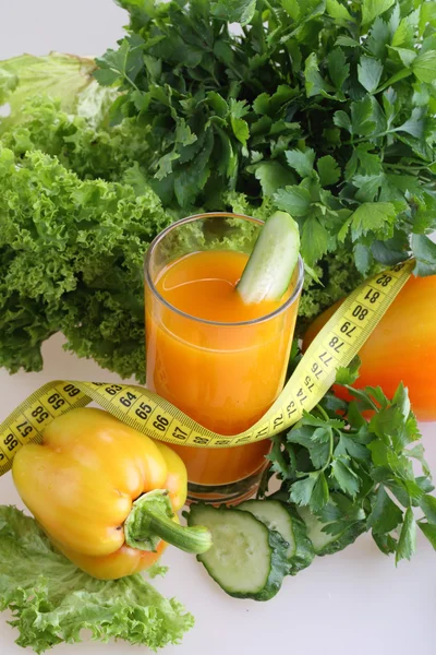 Batido de pepino e pimentão e fita métrica — Fotografia de Stock