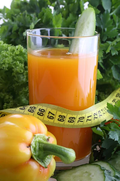 Batido de pepino y pimiento y cinta métrica —  Fotos de Stock