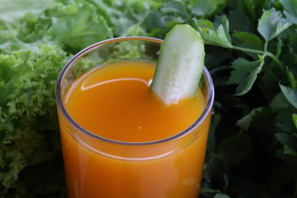 Batido de pepino e pimentão de sino em um copo no backgro branco — Fotografia de Stock