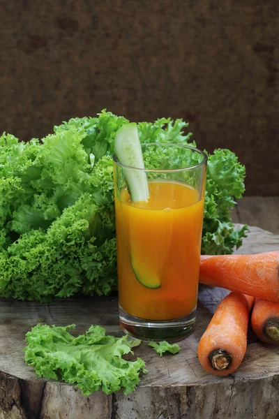 Jus wortel dengan bumbu dan lada di papan kayu — Stok Foto