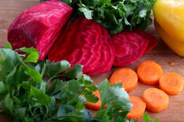 soyulmuş kırmızı pancar ve taze havuç salatası ahşap bir masa üzerinde için