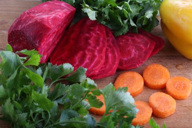 soyulmuş kırmızı pancar ve taze havuç salatası ahşap bir masa üzerinde için