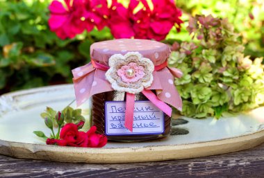 Ahşap zemin üzerinde yeşil çay ile ahududu reçeli