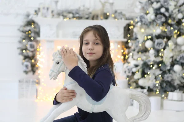 Noel Süsleri Içinde Küçük Güzel Bir Kız — Stok fotoğraf