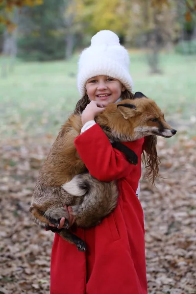 Meisje Met Vos Haar Armen Het Herfstpark — Stockfoto