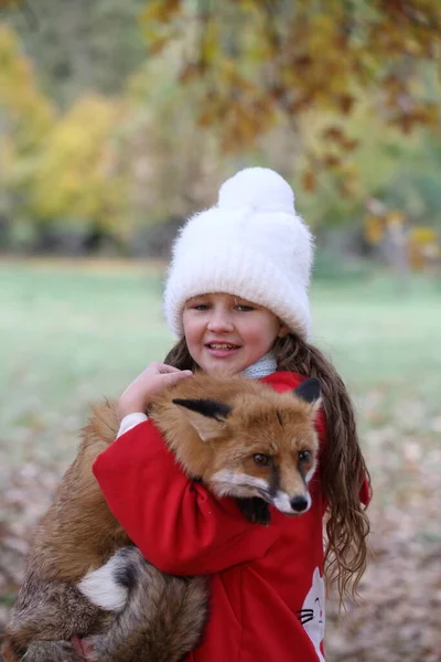 Meisje Met Vos Haar Armen Het Herfstpark — Stockfoto