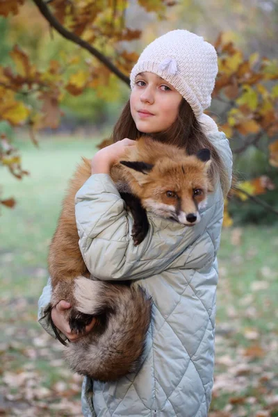 Het Meisje Loopt Met Een Vos Het Park — Stockfoto