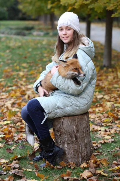 Red Fox Arms Girl — Stock Photo, Image