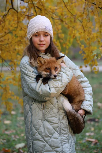 Dívka Červeném Plášti Drží Lišku — Stock fotografie