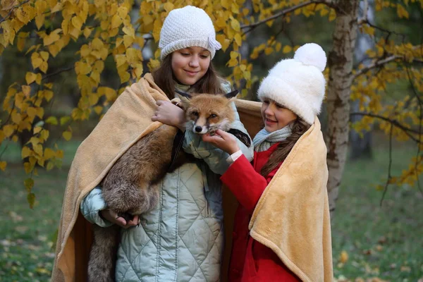 Δύο Κορίτσια Στο Δάσος Κοιτούν Την Αλεπού — Φωτογραφία Αρχείου
