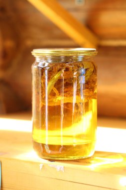 Ahşap bir rafta reçel kavanozu