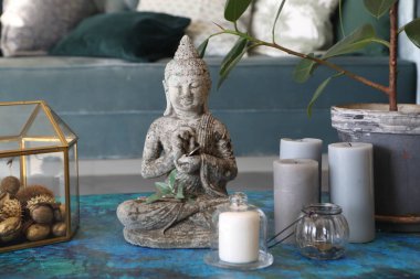 Mavi tonlarda güzel bir oturma odası.