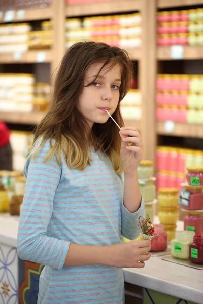 女の子のための店で蜂蜜の試飲 — ストック写真