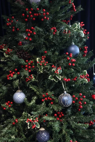 Árvore Natal Decorada Com Bolas Bagas Cobertas Neve Ano Novo — Fotografia de Stock