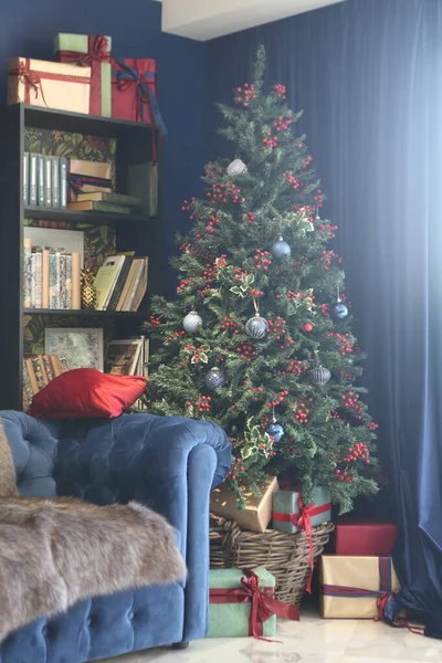 Regalos Bajo Árbol Navidad Decorado Con Bolas —  Fotos de Stock