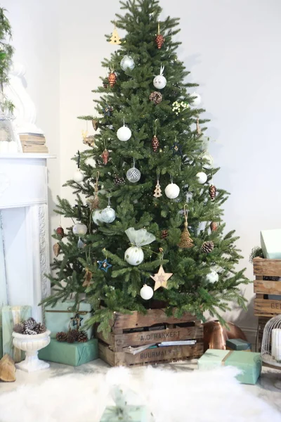 Kerstboom Versierd Met Ballen Sterren Cadeaus Onder Kerstboom — Stockfoto