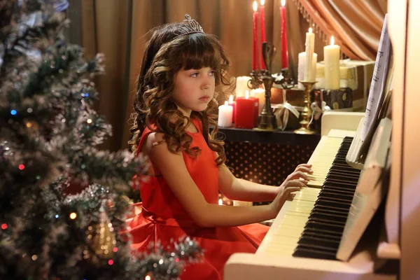 Dívka Červených Šatech Hraje Piano — Stock fotografie