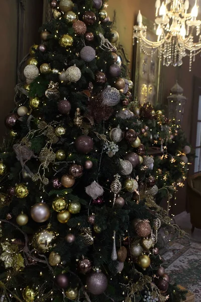 Arbre Noël Peint Avec Des Boules Une Guirlande Nouvel — Photo