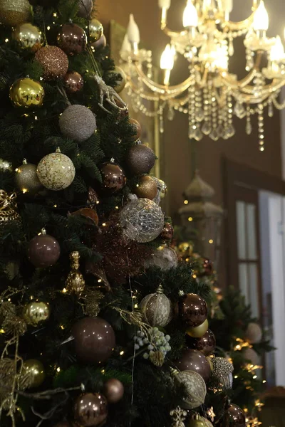 Árbol Navidad Pintado Con Bolas Una Guirnalda Año Nuevo — Foto de Stock